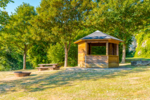 Rest area with refuge above Simmertal, on the middle Nahe, "Auf Kipp", Soonwald-Nahe Nature Park, association of the Soonwald-Nahe Nature Park eV Rest area with refuge above Simmertal, on the middle Nahe, "Auf Kipp", Soonwald-Nahe Nature Park, association of the Soonwald-Nahe Nature Park eV